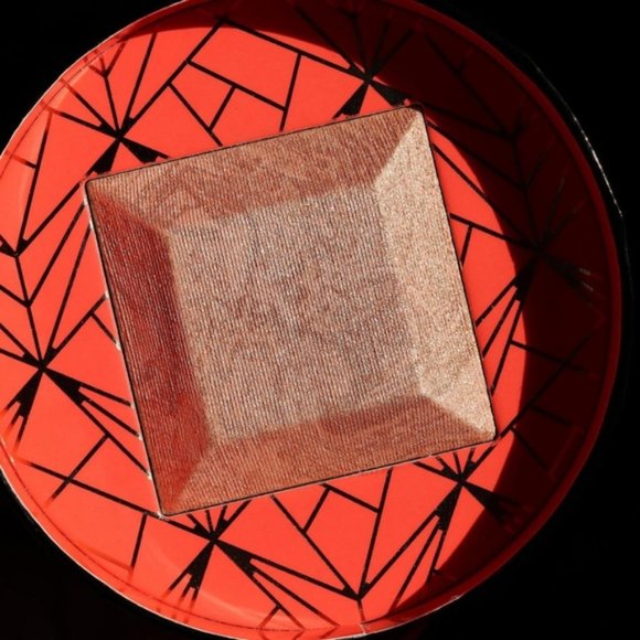 Juvia’s Place - Heroine Glow II Highlighter - Picture 2 of 4